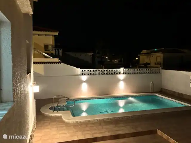 Zwembad bij nacht.